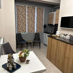 Apartment Centre Stylish With Private Backyard