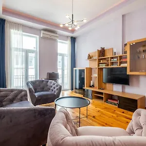 Apartamento Charming 2bdr In Historic Center With Parking, Sofía